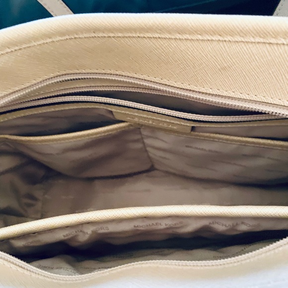 Michael Kors Jet Set Travel Tote - Picture 7 of 14